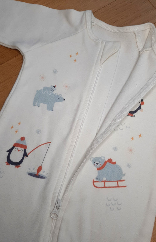 Pyjama bébé ouvert posé à plat sans bébé