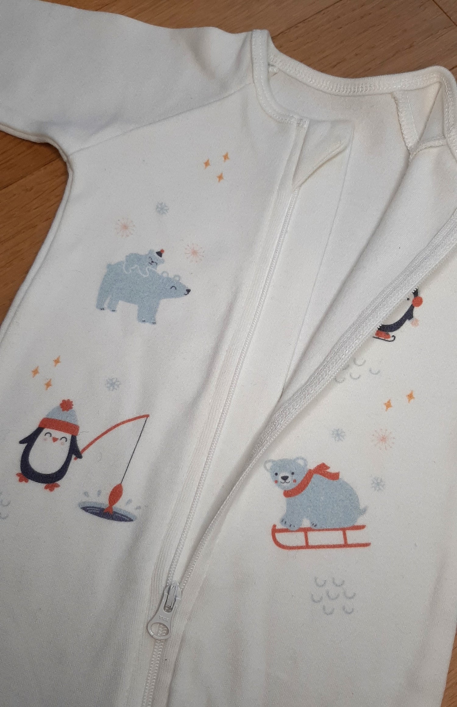 Pyjama bébé ouvert posé à plat sans bébé