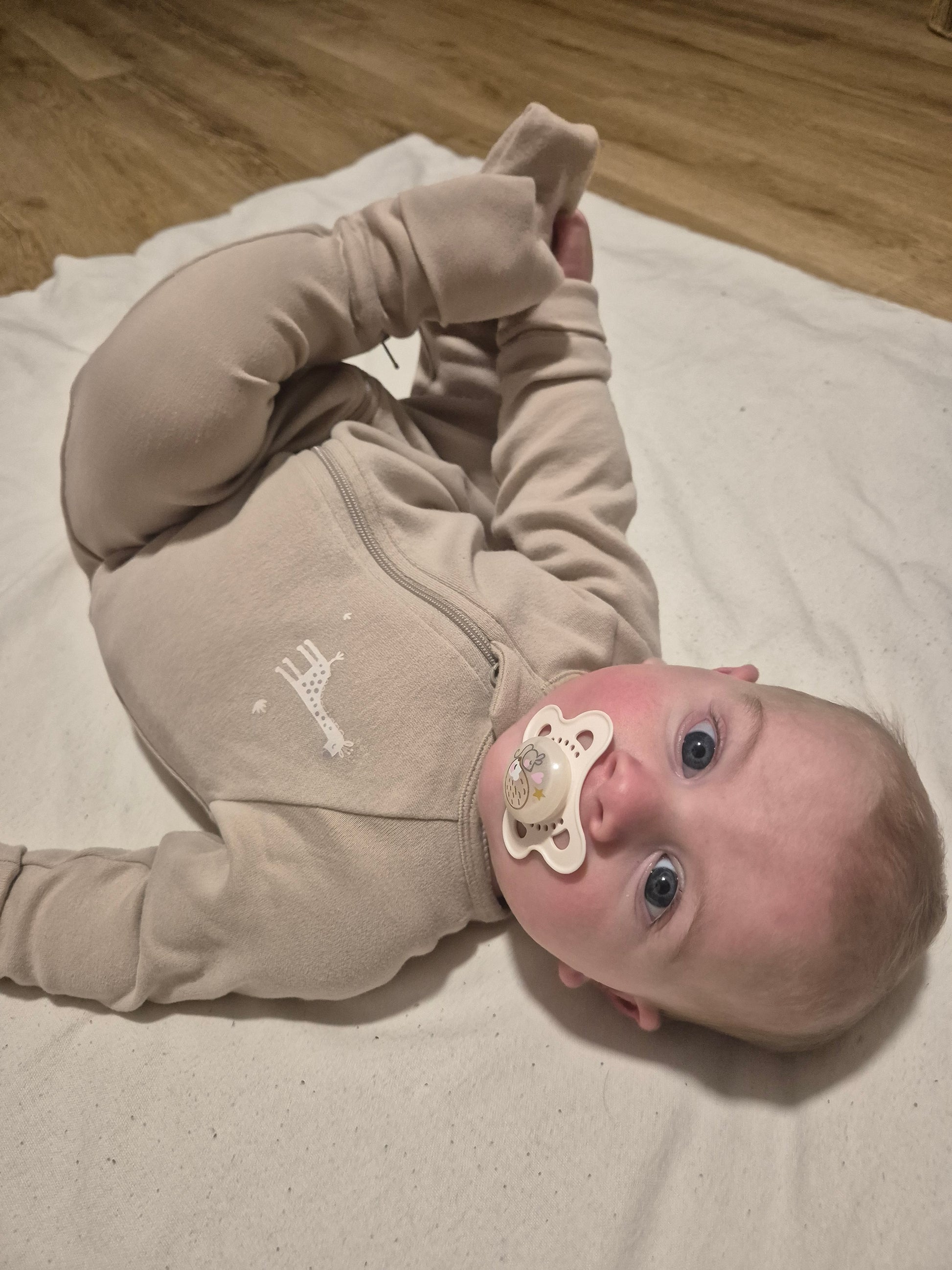 Bébé habillé en pyjama évolutif et zippé avec une girafe sur sa poitrine