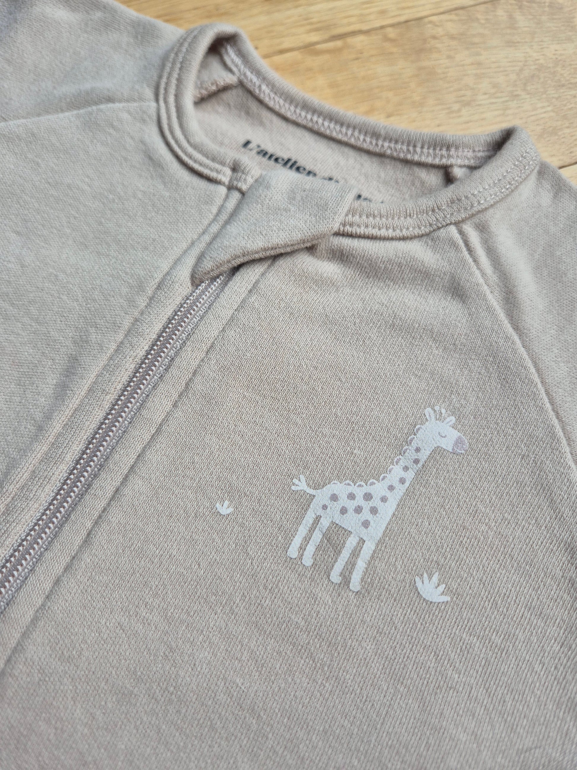 zoom sur le motif girafe du pyjama