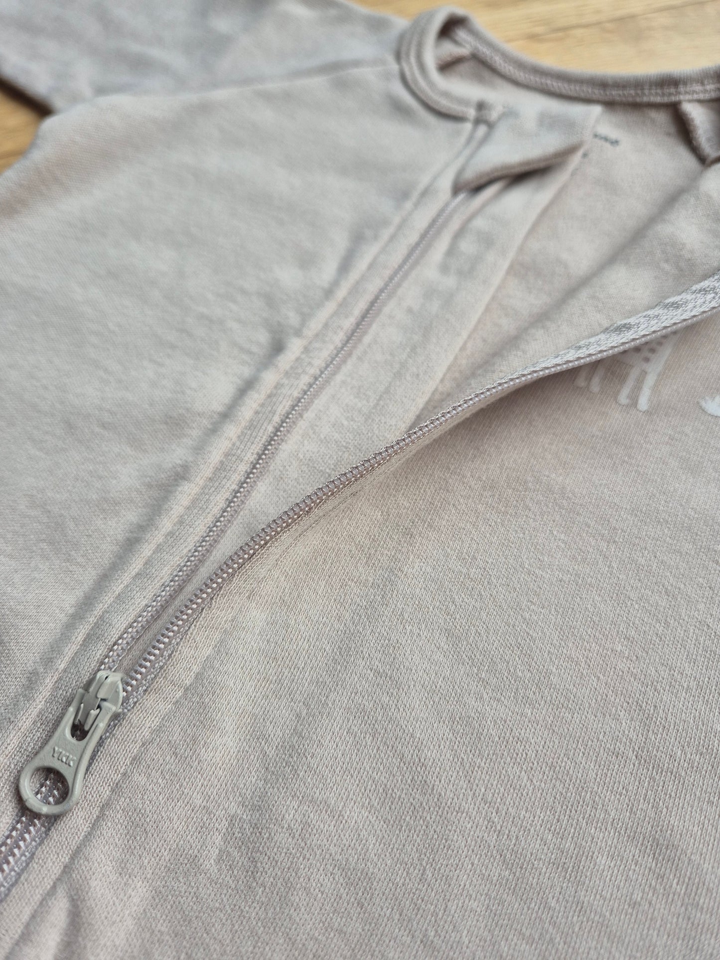 zoom sur le zip du pyjama bébé