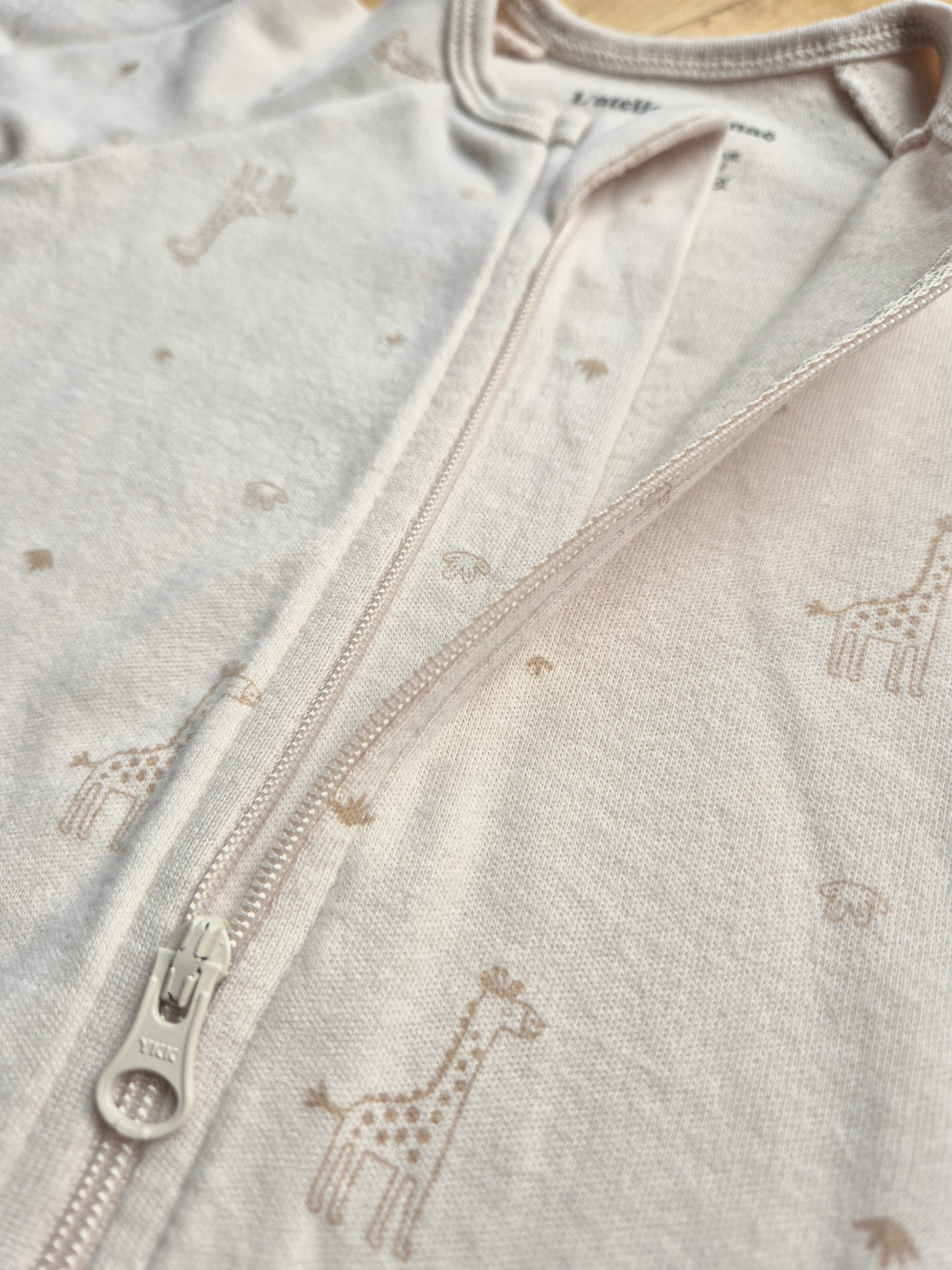Zoom sur le zip du pyjama bébé évolutif