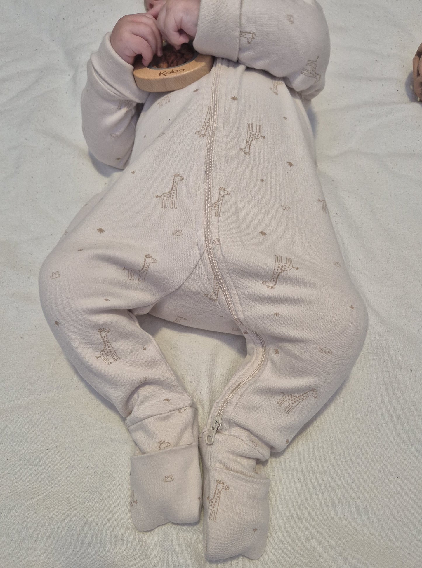 Zoom sur les chaussettes du pyjama pour bébé