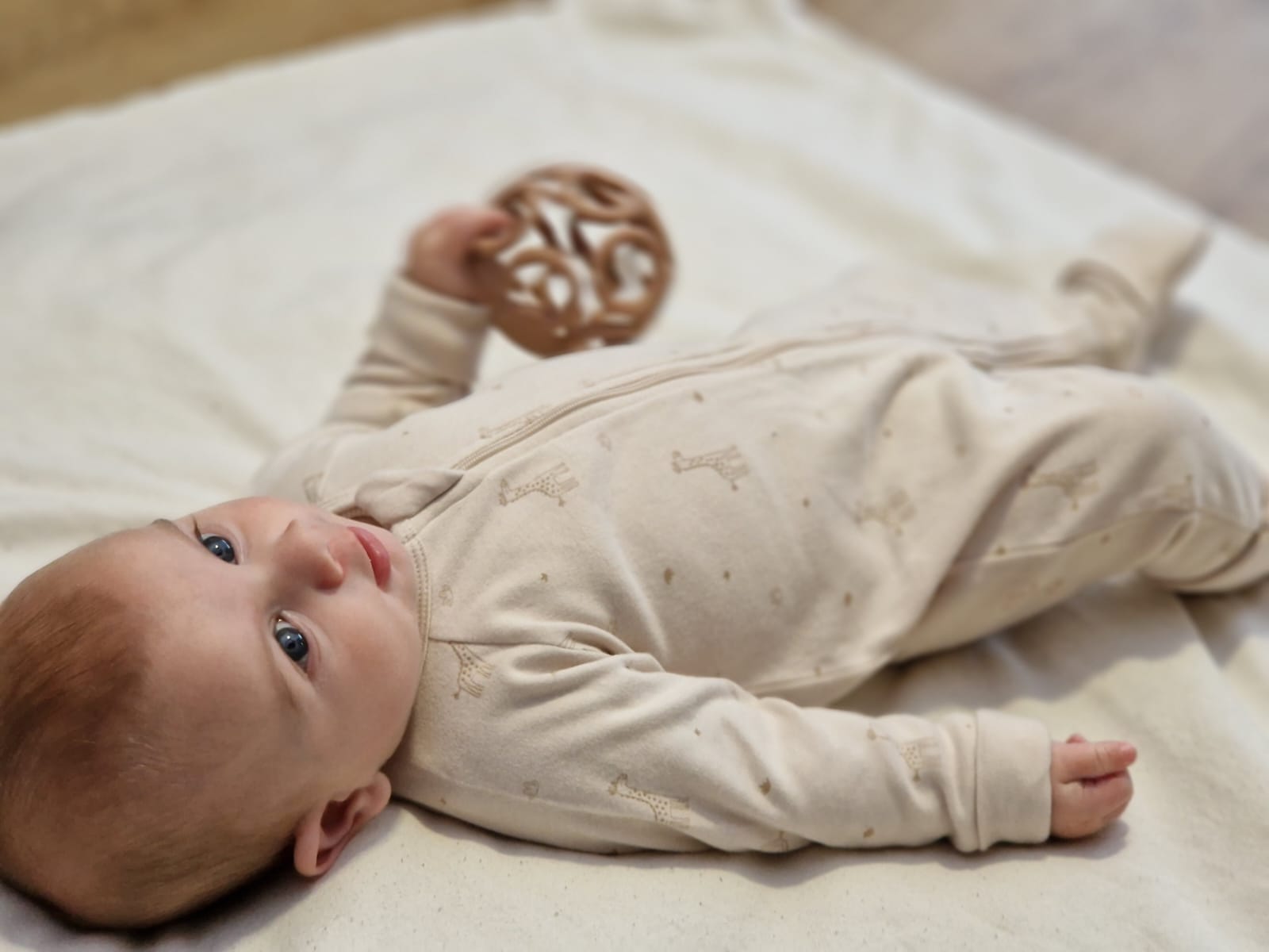 Bébé habillé en pyjama zippé et évolutif