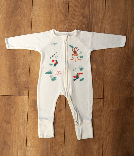 Présentation du pyjama "pétillant comme un toucan" de la collection jungle, partie recto. Pyjama non porté.