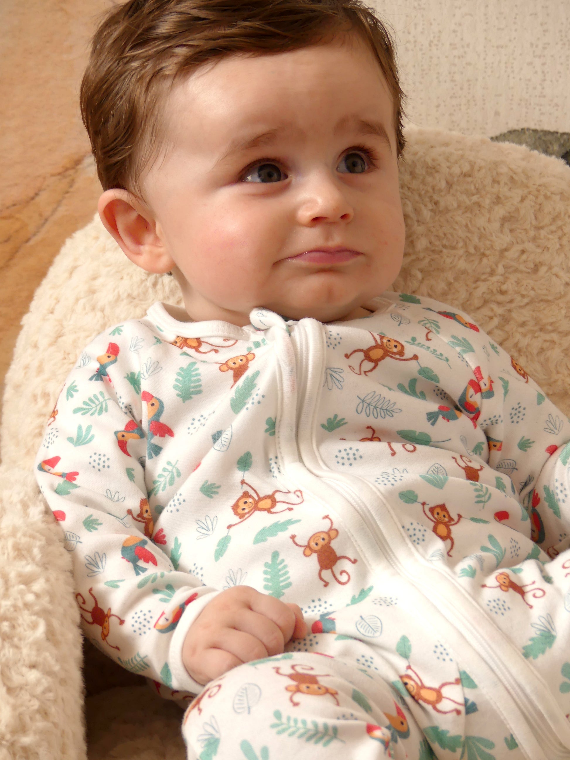 Pyjama modèle jungle porté par un bébé mettant en évidence la fermeture par zip.